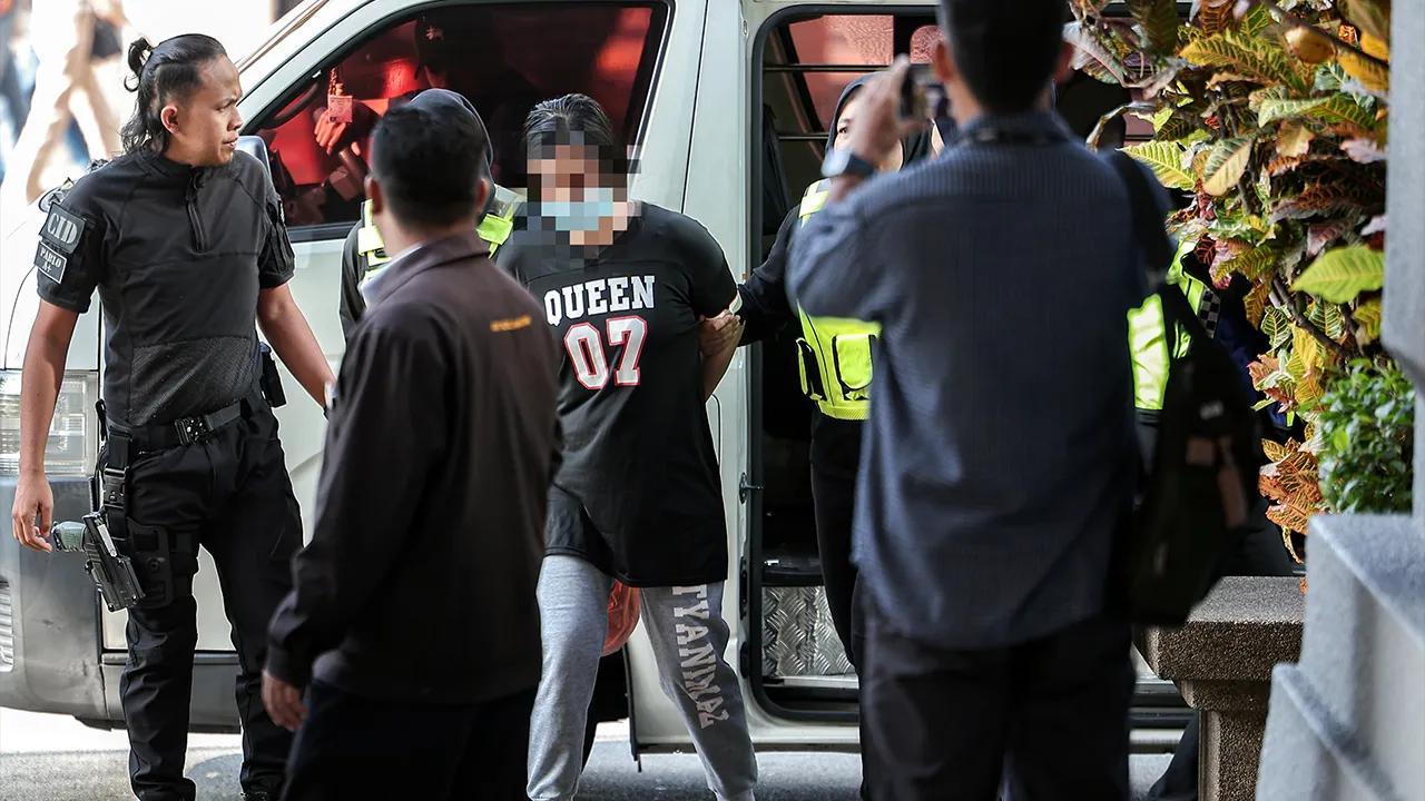 KUALA LUMPUR, 7 Ogos -- Seorang suri rumah dihadapkan ke Mahkamah Majistret hari ini atas pertuduhan membunuh anak angkat perempuannya berusia tujuh bulan, Julai lepas._BERNAMA