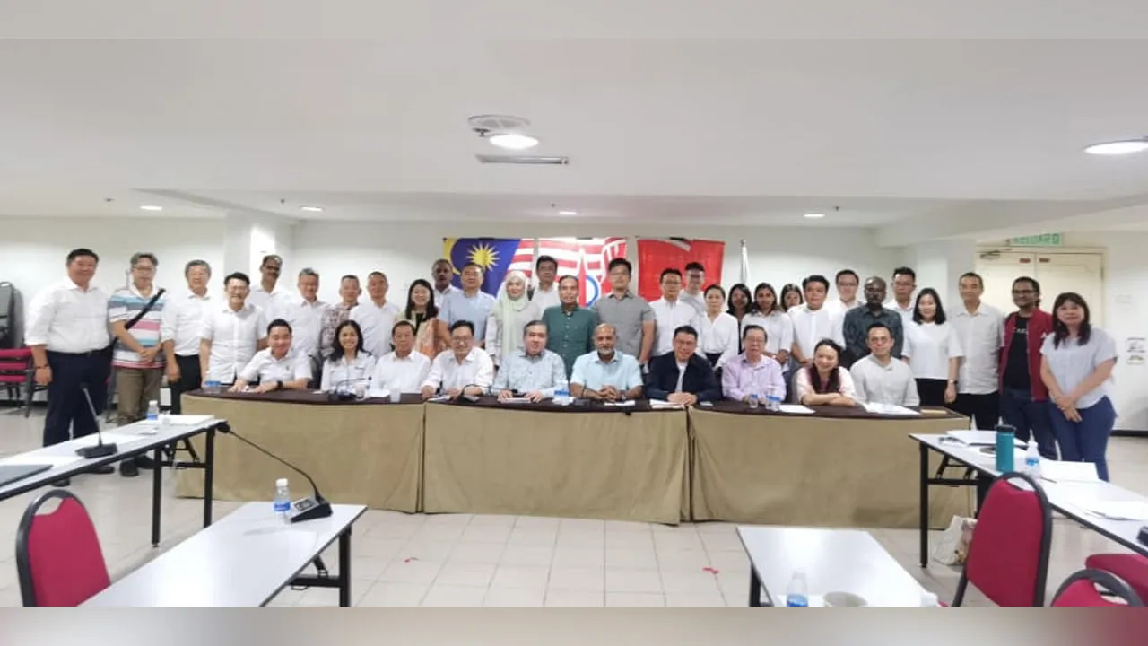 Setiausaha Agung DAP Anthony Loke Siew Fook hadir pada mesyuarat bulanan Jawatankuasa Tertinggi Pusat DAP yang berlangsung di Kuala Lumpur malam tadi.