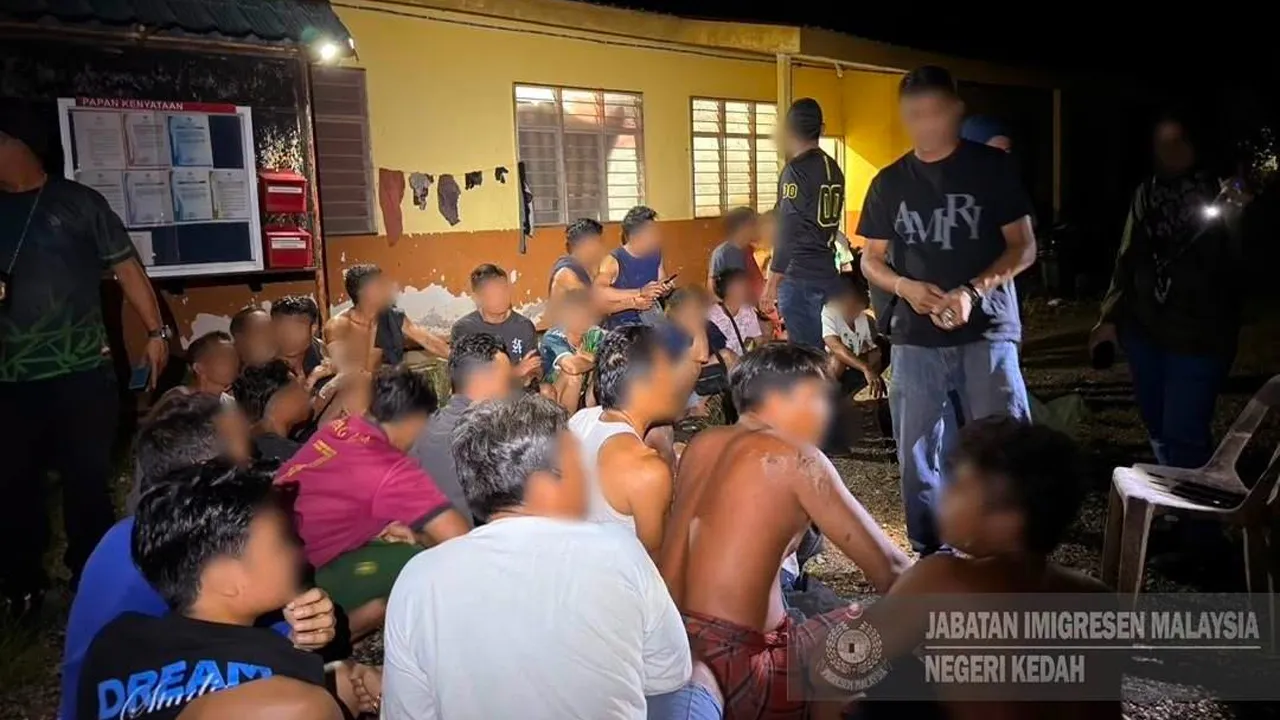 ALOR SETAR, 30 Jun 2026 – Jabatan Imigresen Malaysia (JIM) Negeri Kedah telah melaksanakan operasi penguatkuasaan melalui Ops Sapu, Ops Jaja dan Ops Selera di sekitar daerah Kota Setar dan Kubang Pasu, Kedah pada 29 hingga 30 Jun 2026. Operasi ini melibatkan seramai 21 pegawai Unit Tindakan Imigresen, Bahagian Penguatkuasa Jabatan Imigresen Malaysia Negeri Kedah, hasil maklumat risikan serta aduan awam berhubung kehadiran dan aktiviti warga asing tanpa izin di premis-premis terlibat.