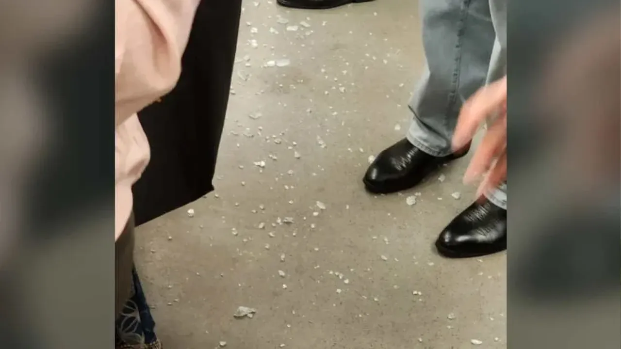 Gambar tular memaparkan serpihan kaca di sebuah tren LRT._SINAR HARIAN