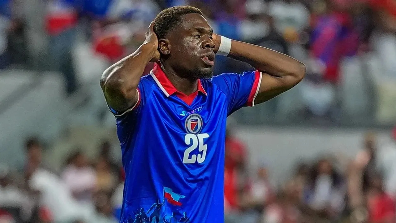 Beberapa hari sebelum tirai Piala Dunia 2026 dibuka, skuad Haiti terpaksa melakukan perubahan terhadap jersi rasmi mereka selepas Persekutuan Bolasepak Antarabangsa (FIFA) mendapati terdapat elemen reka bentuk yang boleh ditafsirkan sebagai mesej politik._Stadium Astro