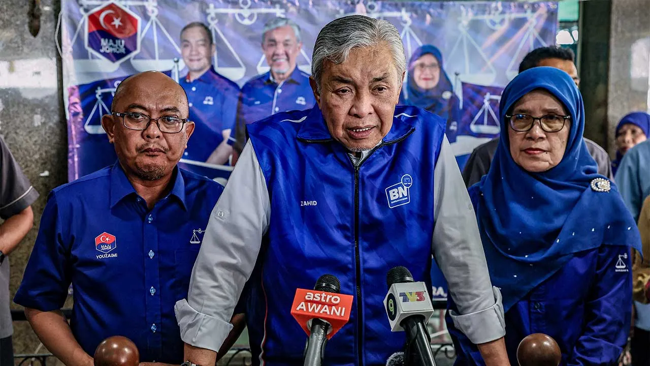 MERSING, 9 Julai -- Presiden UMNO Datuk Seri Dr Ahmad Zahid Hamidi bercakap pada sidang media semasa Majlis Ramah Mesra bersama rakyat di Restoran Nusantara, Endau hari ini.  -- fotoBERNAMA (2026) HAK CIPTA TERPELIHARA