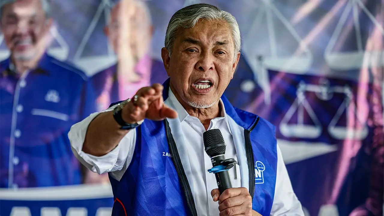 MERSING, 9 Julai -- Presiden UMNO Datuk Seri Dr Ahmad Zahid Hamidi berucap pada Majlis Ramah Mesra bersama rakyat di Restoran Nusantara, Endau hari ini. -- fotoBERNAMA (2026) HAK CIPTA TERPELIHARA