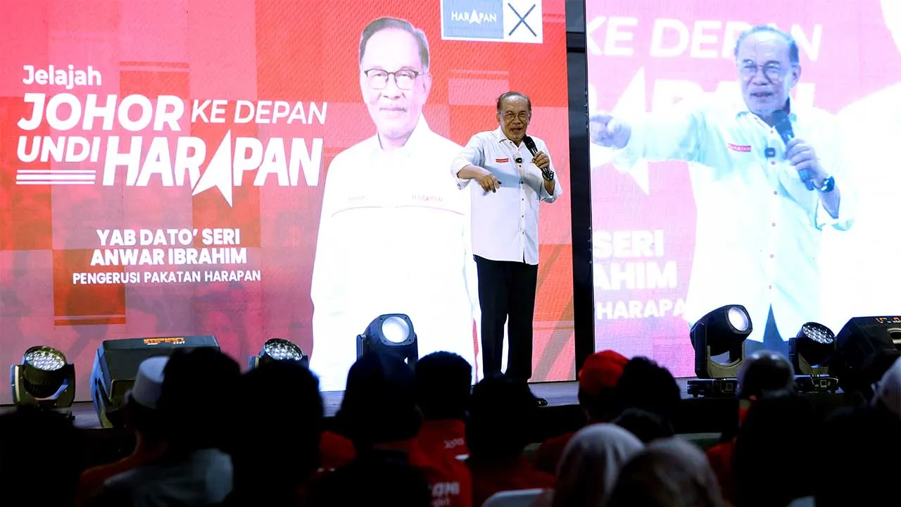 MUAR, 5 Julai -- Perdana Menteri, Datuk Seri Anwar Ibrahim merangkap Pengerusi Pakatan Harapan (PH) berucap pada program Jelajah Johor Ke Depan, Undi Harapan DUN Serom di Sungai Mati, malam, ini.  --fotoBERNAMA (2026) HAK CIPTA TERPELIHARA