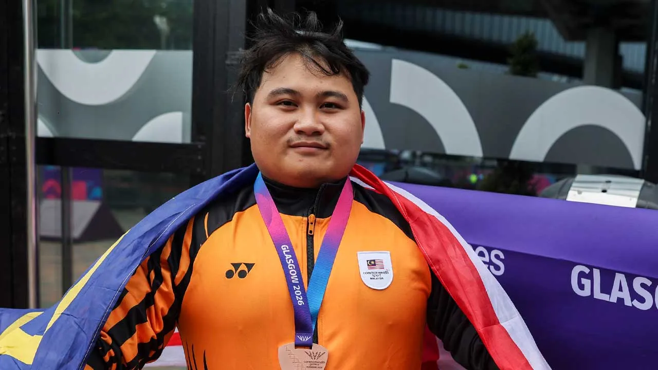 GLASGOW, 24 Julai -- Jaguh Para Powerlifting negara Bonnie Bunyau Gustin bersama pingat gangsa Para Powerlifting Lightweight Lelaki sempena Temasya Sukan Komanwel Glasgow di SEC Armadillo hari ini.  Bonnie merangkul pingat gangsa dengan angkatan terbaik 220 KG untuk mengumpul 153.5 mata.  -- fotoBERNAMA (2026) HAKCIPTA TERPELIHARA