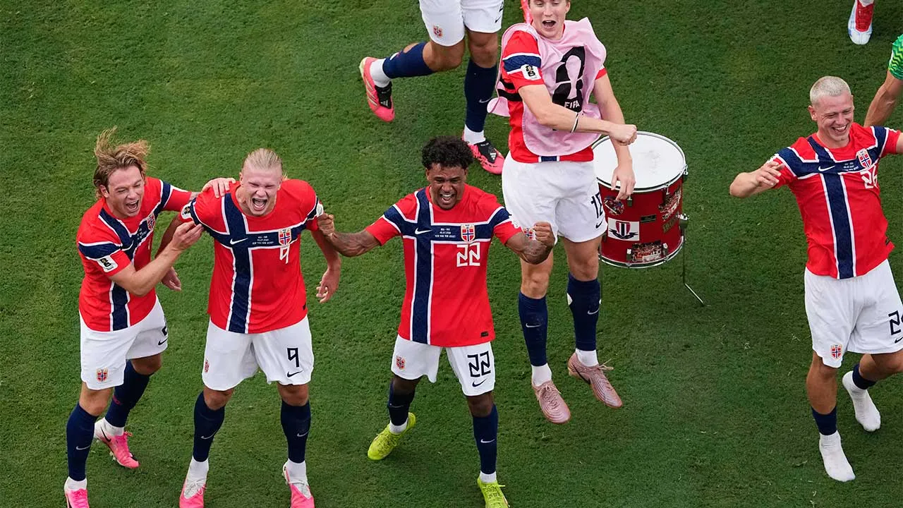Norway players, from left, Patrick Berg, Erling Haaland, Oscar Bobb, Kristian Thorstvedt, and Julian Ryerson celebrates after the World Cup round of 16 soccer match between Brazil and Norway in East Rutherford, N.J., near New York, Sunday, July 5, 2026. (AP Photo/Matt Slocum)