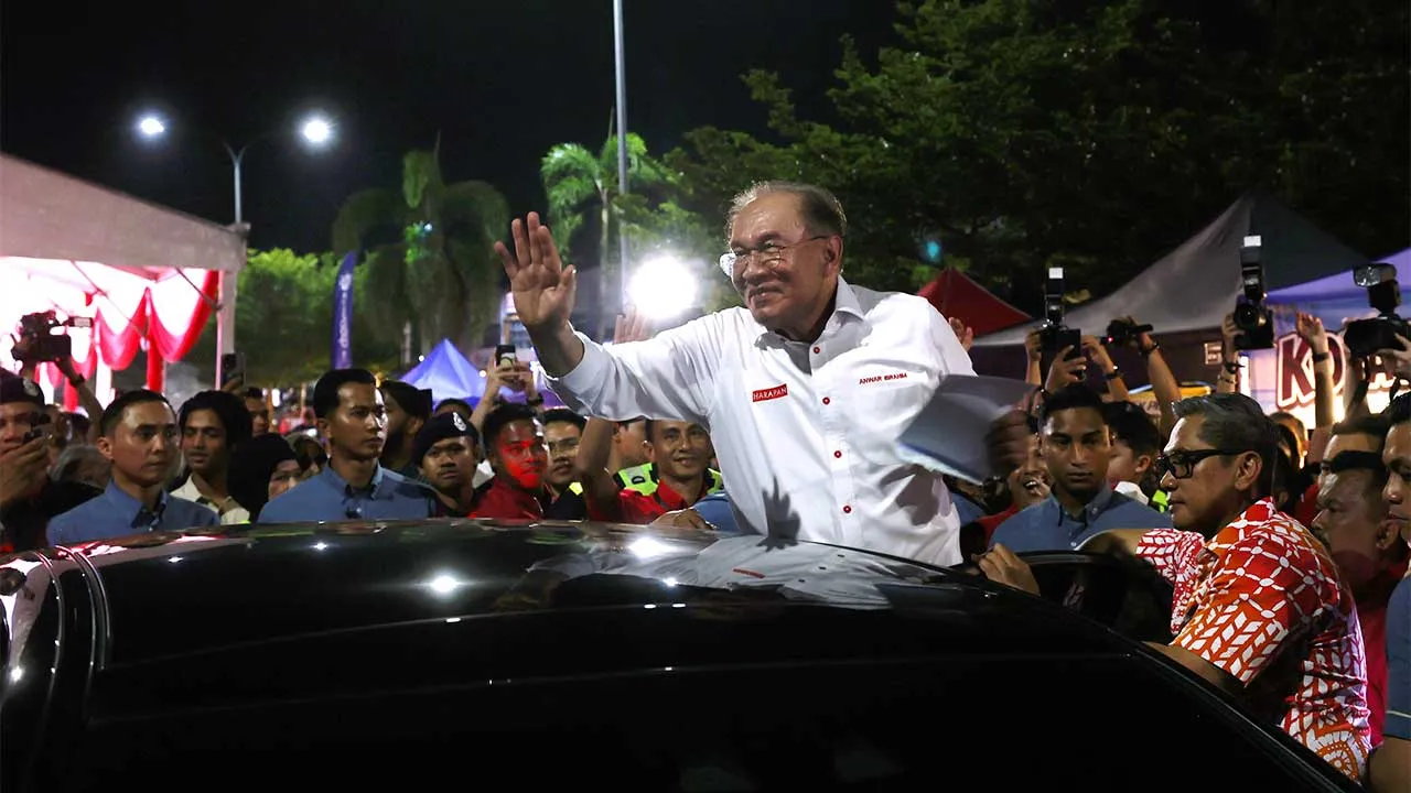 NILAI, 29 Julai -- Perdana Menteri merangkap Pengerusi Pakatan Harapan (PH) Datuk Seri Anwar Ibrahim melambaikan tangan kepada orang ramai yang hadir pada Grand Finale Kekal Harapan Negeri Sembilan di tapak Pasar Malam Desa Cempaka, Nilai malam ini.  --fotoBERNAMA (2026) HAK CIPTA TERPELIHARA