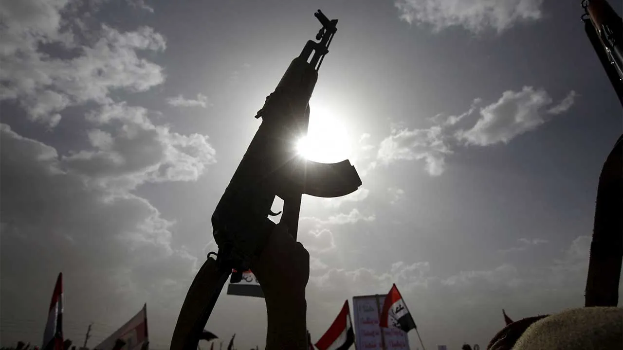 FILE PHOTO: A Houthi follower rises a weapon as he attends a rally marking one year of Saudi-led air strikes, in Yemen's capital Sanaa, March 26, 2016. REUTERS/Mohamed al-Sayaghi/File Photo