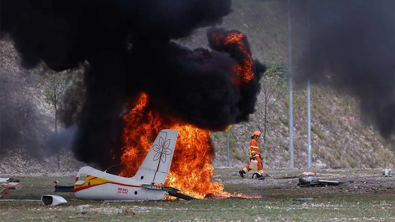 SHAH ALAM, 16 Julai -- Kejadian melibatkan sebuah pesawat terhempas dan terbakar berhampiran Kawasan Rehat dan Rawat Denai Alam ketika Latih Amal Bencana Udara Ex Urban Falcon 2026 hari ini.  -- fotoBERNAMA (2026) HAK CIPTA TERPELIHARA