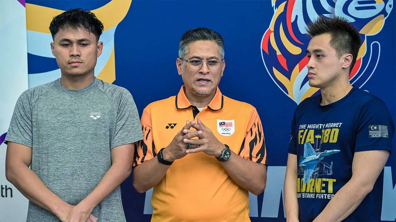 KUALA LUMPUR, 10 Julai -- Ketua Kontinjen (CDM) Malaysia ke Sukan Komanwel Glasgow 2026, Datuk Awalan Abdul Aziz (tengah) beramah mesra bersama atlet Para Renang Ethan Yin Jun Khoo (kanan) dan Abdul Halim Mohammad yang akan ke sukan Komanwel Glasgow 2026 di Pusat Kecermerlangan Sukan Paralimpik Kampung Pandan hari ini.  --fotoBERNAMA (2026) HAK CIPTA TERPELIHARA