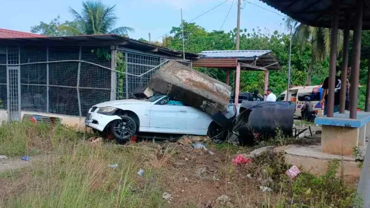 [TB]_Lari SJR, BMW terbabas rempuh tangki air_SINAR