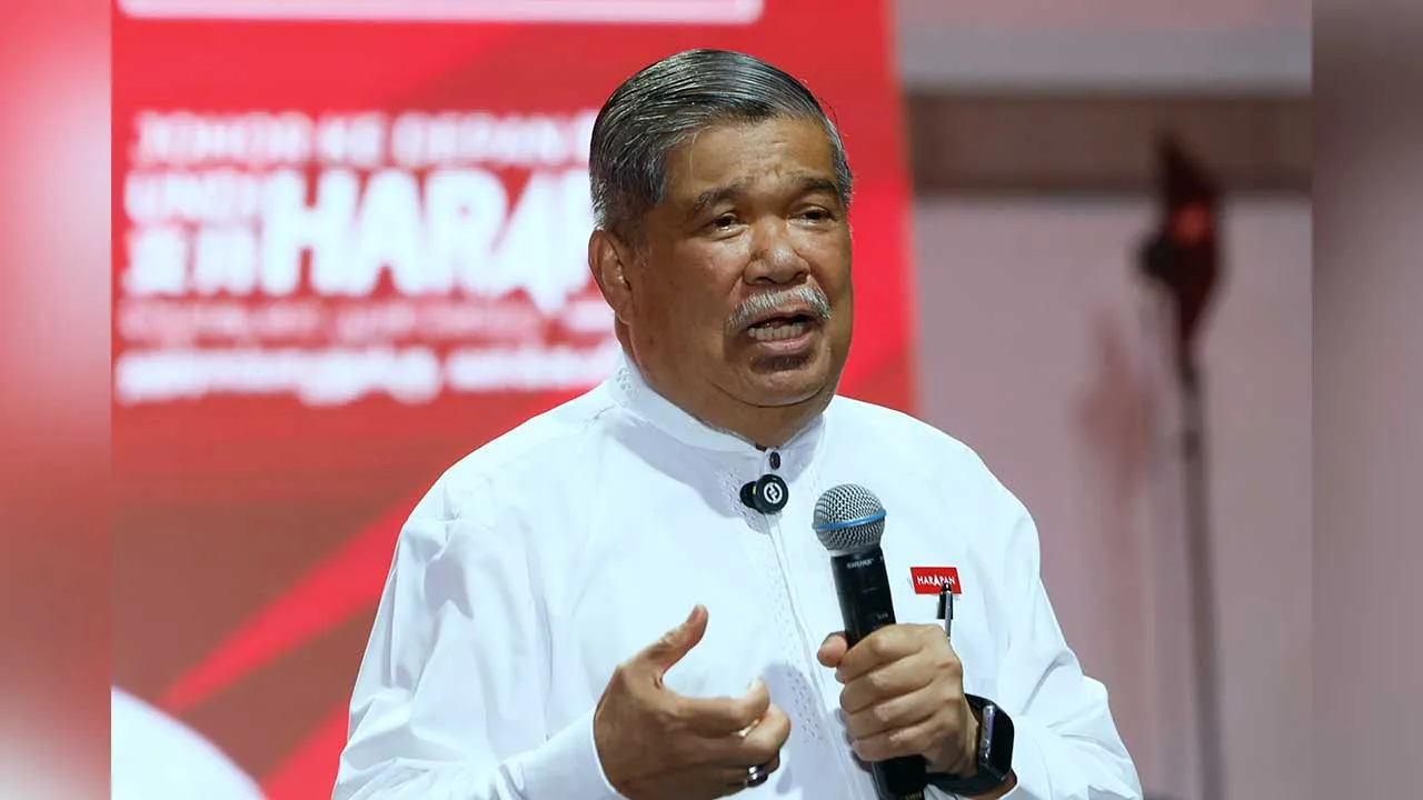 SEGAMAT, 24 Jun -- Timbalan Pengerusi Pakatan Harapan (PH), Datuk Seri Mohamad Sabu merangkap Presiden AMANAH, berucap pada Majlis Ceramah Perdana Johor Ke Depan Undi Harapan sempena Pilihan Raya Negeri (PRN) Johor Ke-16 di Tapak Bazar Wawasan, malam ini.  --fotoBERNAMA (2026) HAK CIPTA TERPELIHARA