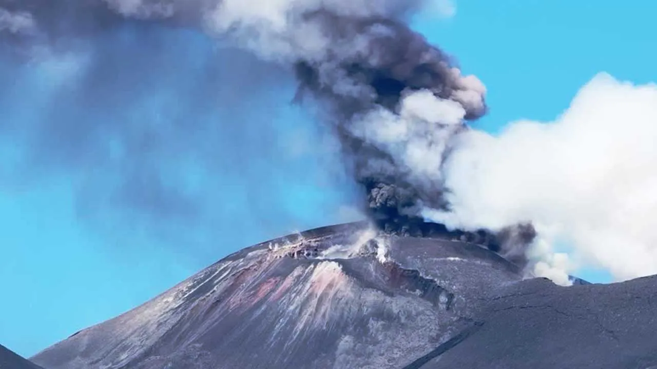 [TB]_Mount Etna erupts_REUTERS