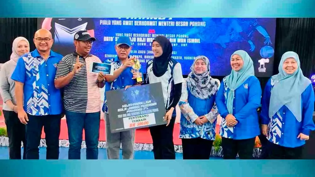 Wan Rosdy menyampaikan hadiah kepada salah seorang pemain terbaik Kejohanan Liga Bola Jaring Pahang 1st Piala YAB Menteri Besar Pahang sempena majlis perasmian penutup di Stadium Tertutup Kompleks SUKPA, Kuantan pada Ahad.