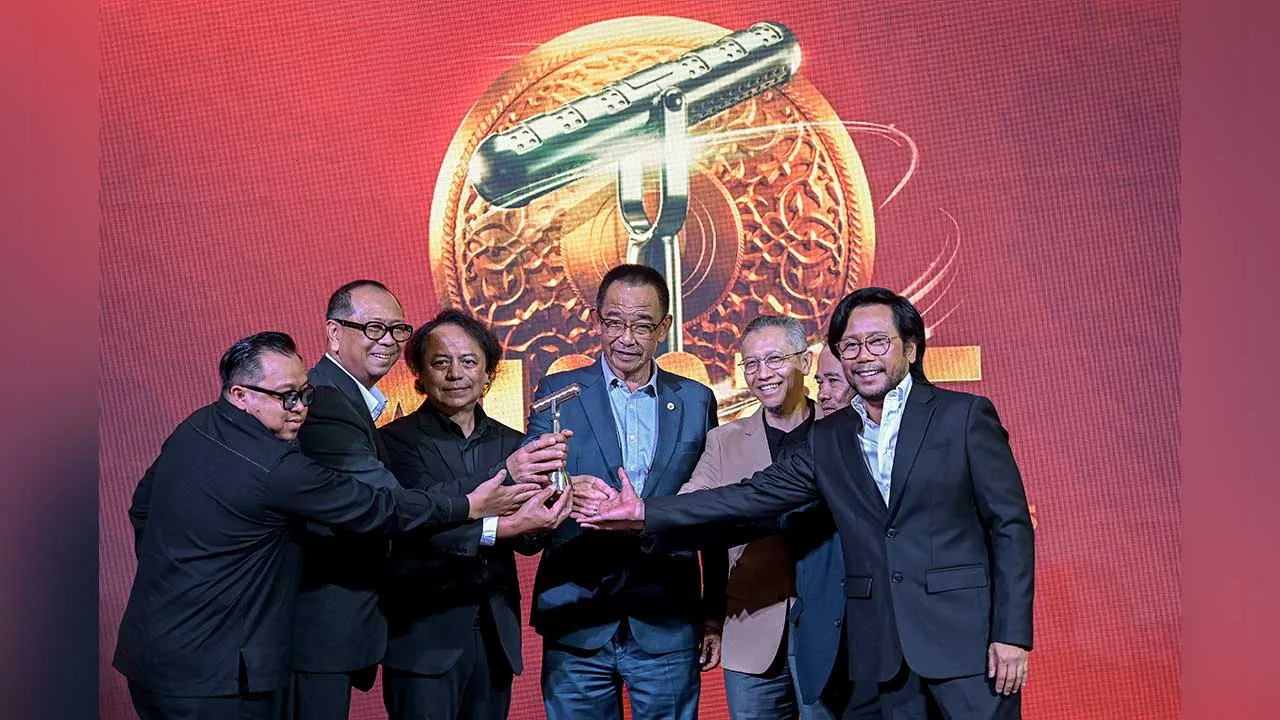 KUALA LUMPUR, 16 Julai -- Menteri Pelancongan, Industri Kreatif dan Seni Persembahan Sarawak Datuk Seri Abdul Karim Rahman Hamzah (tengah) bergambar bersama trofi AIM25 pada Majlis Sidang Media Pelancaran Anugerah Industri Muzik AIM25 hari ini.  Turut sama Ketua Setiausaha Kementerian Komunikasi, Datuk Abdul Halim Hamzah (tiga, kanan) dan Pengerusi Persatuan Industri Rakaman Malaysia (RIM) dan Jawatankuasa Penganjur AIM25, Rosmin Hashim (tiga, kiri).  -- fotoBERNAMA (2026) HAK CIPTA TERPELIHARA