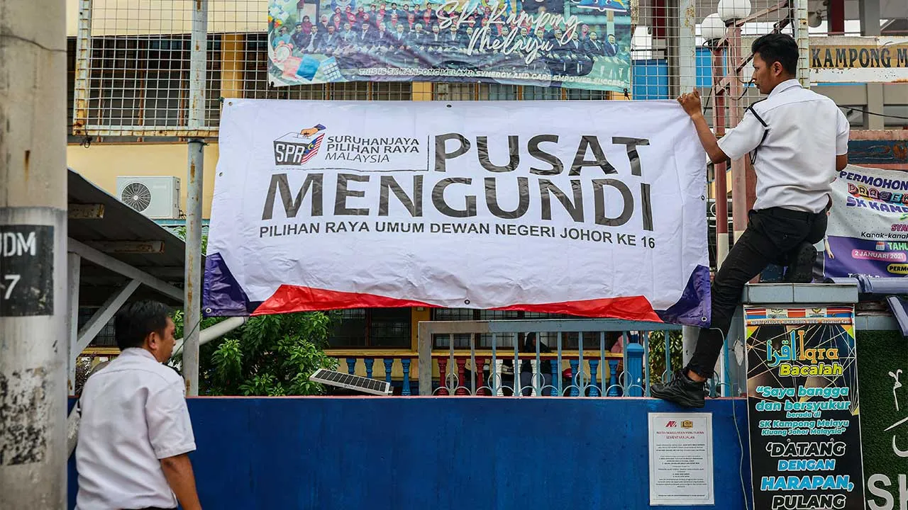 KLUANG, 10 Julai -- Petugas Suruhanjaya Pilihan Raya (SPR) melaksanakan kerja-kerja persiapan di Sekolah Kebangsaan (SK) Kampong Melayu hari ini, bagi menghadapi proses pengundian esok.  Kerja-kerja yang dijalankan termasuk pemasangan bunting, penyediaan kaunter semakan daftar pemilih dan pemasangan penunjuk arah.  -- fotoBERNAMA (2026) HAK CIPTA TERPELIHARA