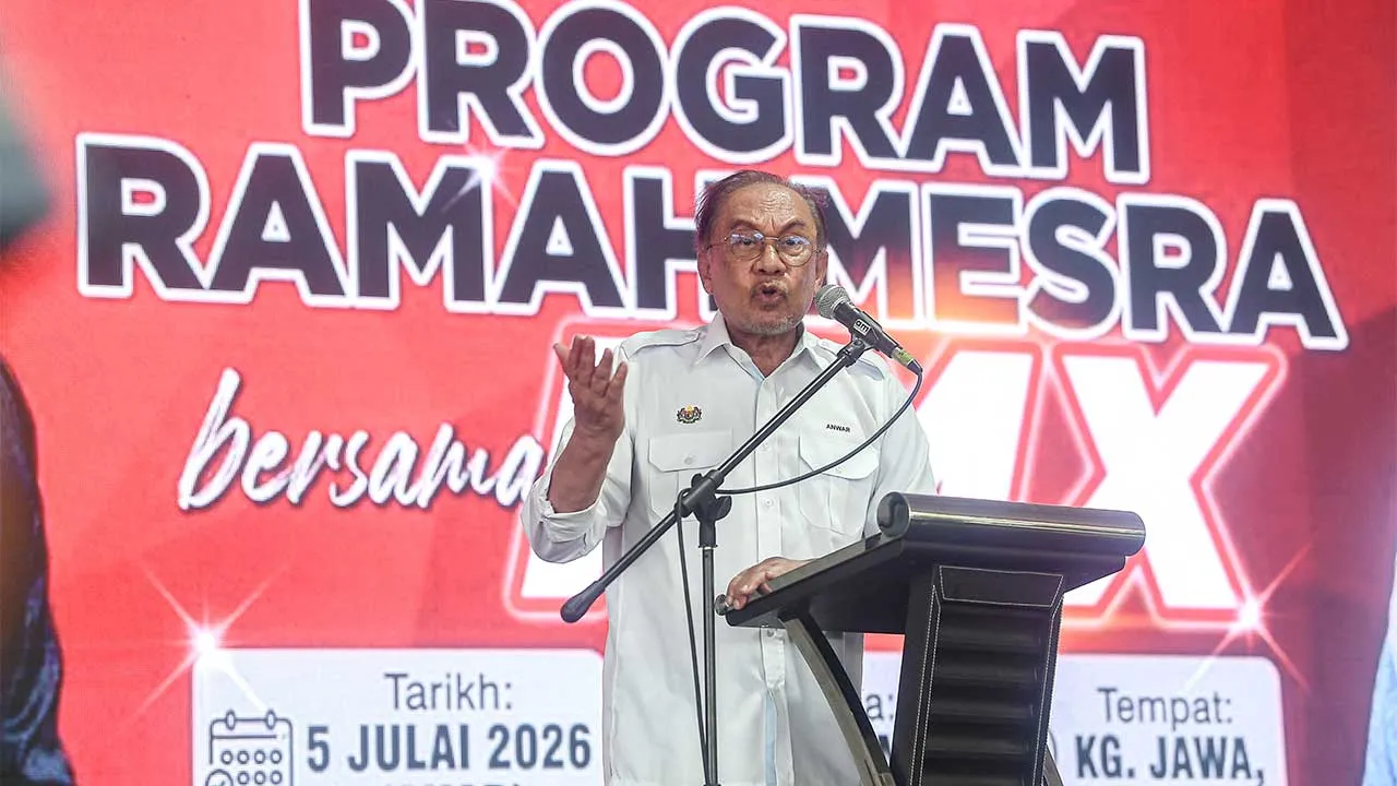 SEGAMAT, 5 Julai -- Perdana Menteri Datuk Seri Anwar Ibrahim yang juga Pengerusi Pakatan Harapan menyampaikan ucapan pada Program Ramah Mesra Bersama PMX di Kampung Jawa, Segamat hari ini.  -- fotoBERNAMA (2026) HAK CIPTA TERPELIHARA