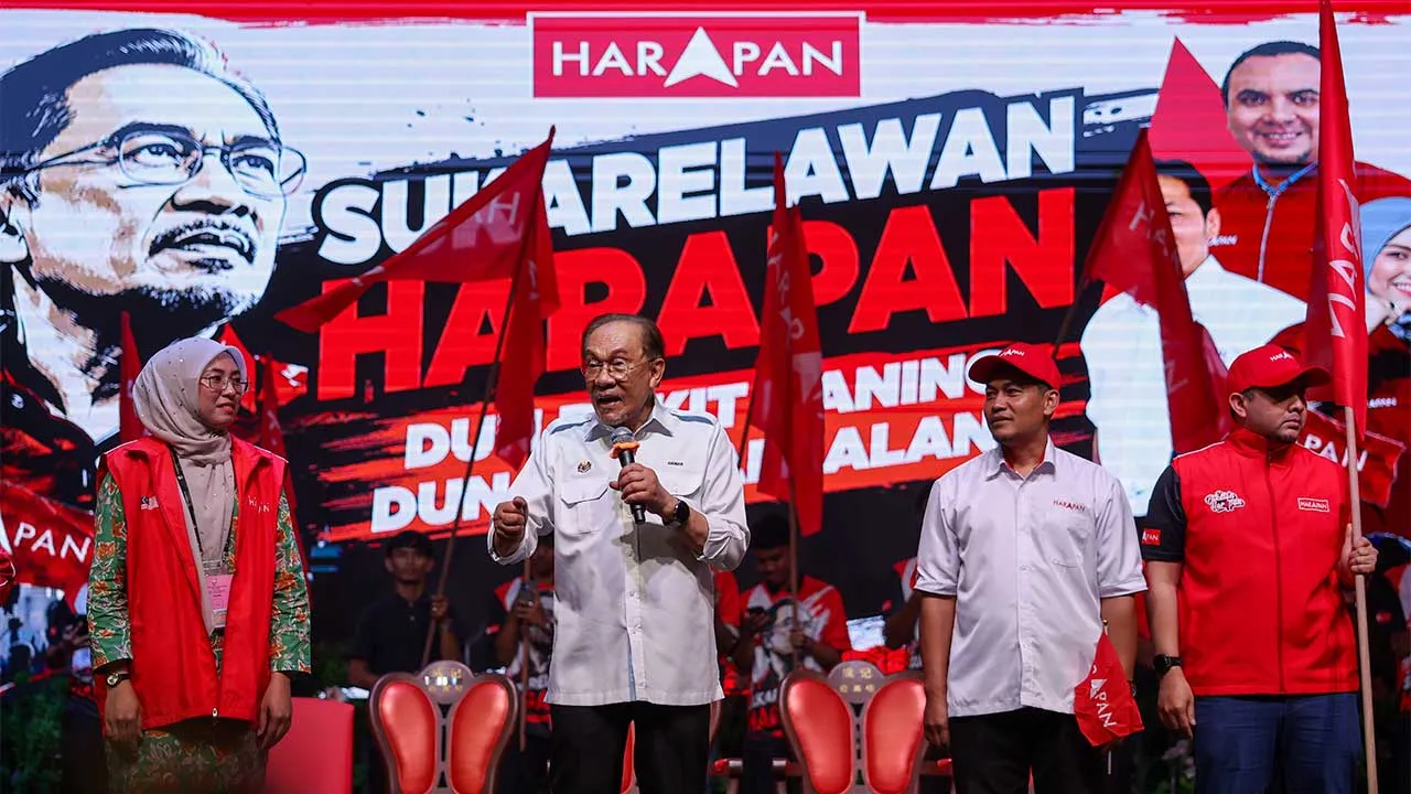 MUAR, 5 Julai -- Perdana Menteri Datuk Seri Anwar Ibrahim yang juga Pengerusi Pakatan Harapan semasa menyampaikan ucapan pada Program Temu Anwar dan Pelancaran Sukarelawan Dewan Undangan Negeri (DUN) Bukit Naning sempena kempen Pilihan Raya Negeri Johor Ke-16 hari ini.  --fotoBERNAMA (2026) HAK CIPTA TERPELIHARA