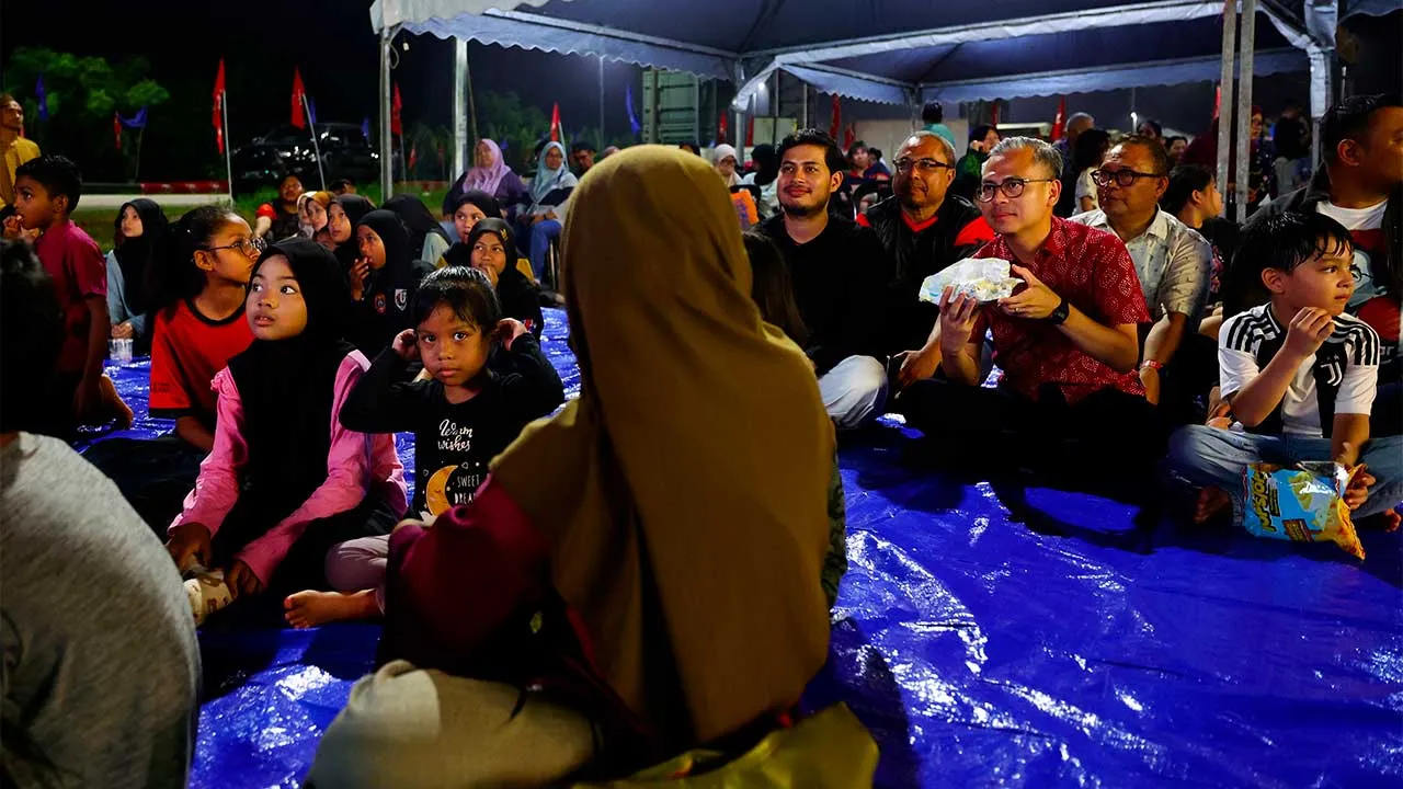 JEMPOL, 25 Julai -- Menteri Komunikasi Datuk Seri Fahmi Fadzil menyaksikan tayangan filem tempatan ketika hadir pada Program Wayang Pacak di Taman Saujana Rompin malam ini. --fotoBERNAMA (2026) HAK CIPTA TERPELIHARA