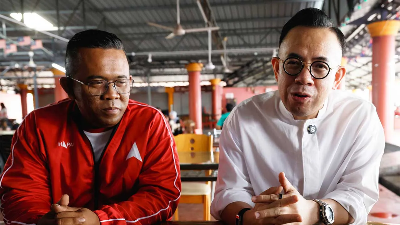 BATU PAHAT, 2 Julai -- Timbalan Setiausaha Agung DAP, Steven Sim (kanan) merangkap Menteri Pembangunan Usahawan dan Koperasi bertemu media selepas mengiringi calon Pakatan Harapan (PH) Dewan Undangan Negeri (DUN) N22 Parit Raja, Syazwan Zainal Abidin ketika sesi santai sarapan bersama calon sempena kempen Pilihan Raya Negeri (PRN) Johor di Kompleks Niaga Parit Raja hari ini.  -- fotoBERNAMA (2026) HAK CIPTA TERPELIHARA