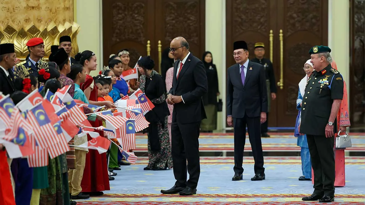 KUALA LUMPUR, 13 Julai -- Yang di-Pertuan Agong Sultan Ibrahim dan Presiden Singapura Tharman Shanmugaratnam disambut oleh Murid Permata Seni Koir pada Istiadat Sambutan Negara di Istana Negara hari ini.  Turut berangkat Raja Permaisuri Agong Raja Zarith Sofiah dan Isteri Presiden Singapura Jane Ittogi Shanmugaratnam.  Hadir sama Perdana Menteri Datuk Seri Anwar Ibrahim dan isteri Datuk Seri Wan Azizah Wan Ismail.  -- fotoBERNAMA (2026) HAK CIPTA TERPELIHARA