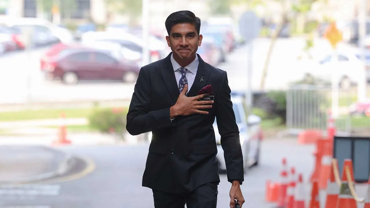 Putrajaya , 13 Julai 2026.Ahli Parlimen Muar, Syed Saddiq Syed Abdul Rahman tiba di Mahkamah Persekutuan, Istana Kehakiman bagi mendengar keputusan rayuan akhir pihak pendakwaan untuk mengetepikan pembebasannya berhubung empat kes menyeleweng dana Angkatan Bersatu Anak Muda (ARMADA).Astro AWANI / SHAHIR OMMAR