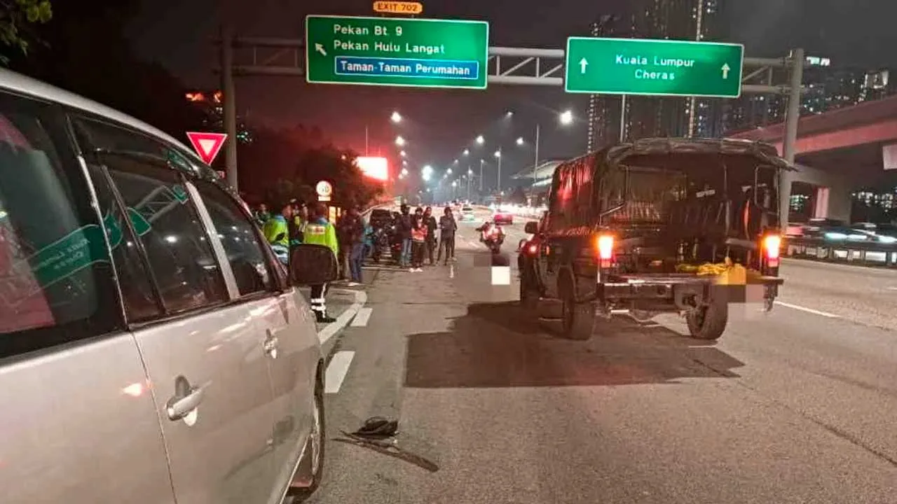 KAJANG - Seorang lelaki maut selepas dirempuh sebuah kenderaan pelbagai guna (MPV) ketika mengalihkan baldi yang dijadikan tanda amaran di Kilometer 13.0 Lebuhraya Cheras-Kajang di sini pada Isnin.