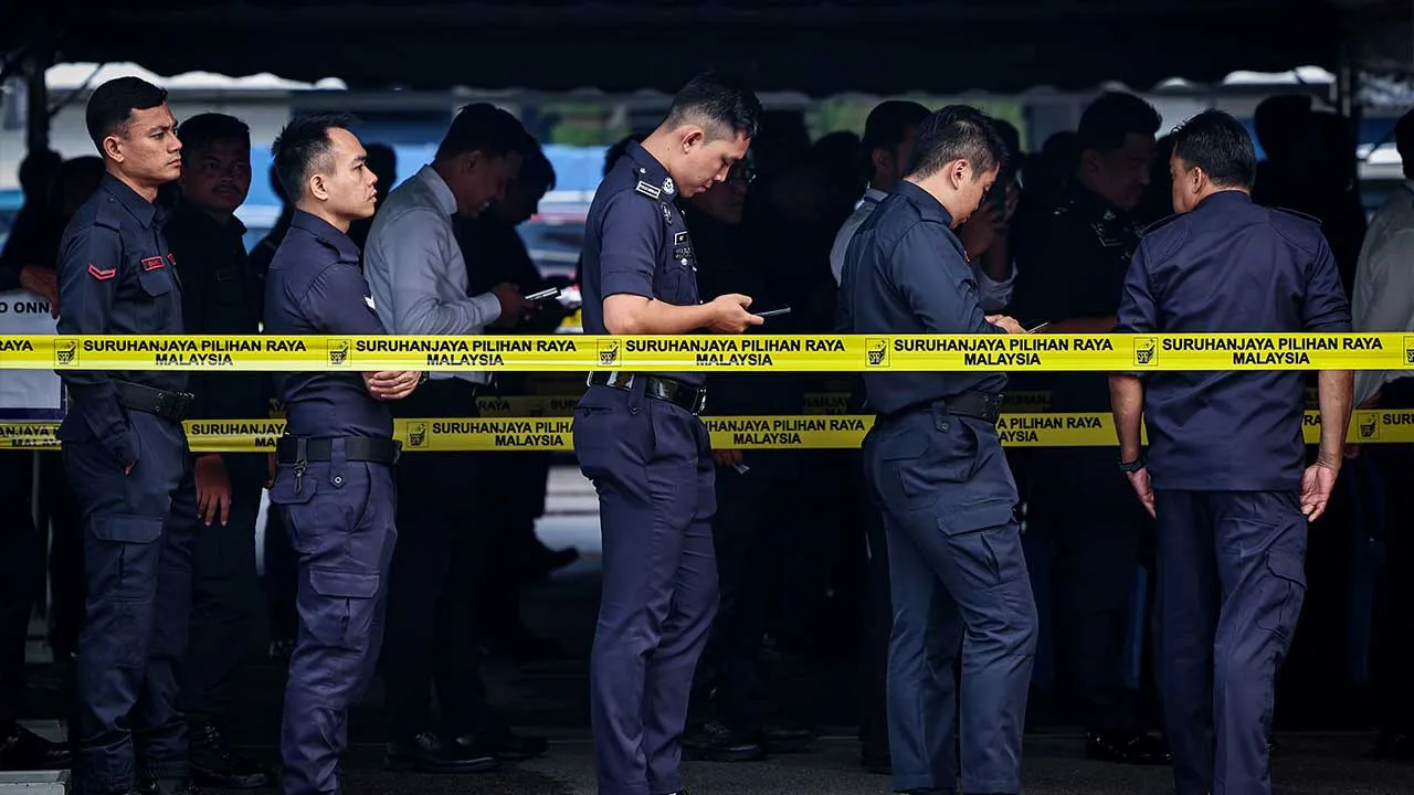 JOHOR BAHRU, 7 Julai –- Anggota Polis Diraja Malaysia (PDRM) hadir bagi menunaikan tanggungjawab pada proses pengundian awal sempena Pilihan Raya Negeri (PRN) Johor ke-16 di Dewan Dato Onn, Ibu Pejabat Polis Kontinjen (IPK) Johor, hari ini.  Sebanyak 24,751 pengundi awal melibatkan anggota Angkatan Tentera Malaysia (ATM), PDRM, Pasukan Gerakan Am (PGA) serta pasangan masing-masing layak mengundi di 64 pusat mengundi awal di seluruh negeri.  --fotoBERNAMA (2026) HAK CIPTA TERPELIHARA