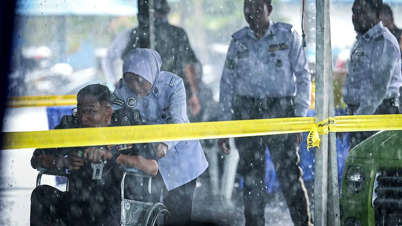 JOHOR BAHRU, 7 Julai –- Hujan lebat disertai guruh secara tiba-tiba sekitar pukul 9.40 pagi hari ini tidak menjejaskan kelancaran proses pengundian awal bagi Pilihan Raya Negeri (PRN) Johor Ke-16 di Ibu Pejabat Polis Kontinjen (IPK) Johor.  Keadaan cuaca yang berubah mendadak itu menyaksikan anggota polis yang hadir sebagai pengundi awal bergegas memasuki kawasan pusat pengundian bagi melaksanakan tanggungjawab masing-masing, namun proses pengundian tetap berjalan seperti biasa mengikut prosedur ditetapkan.
