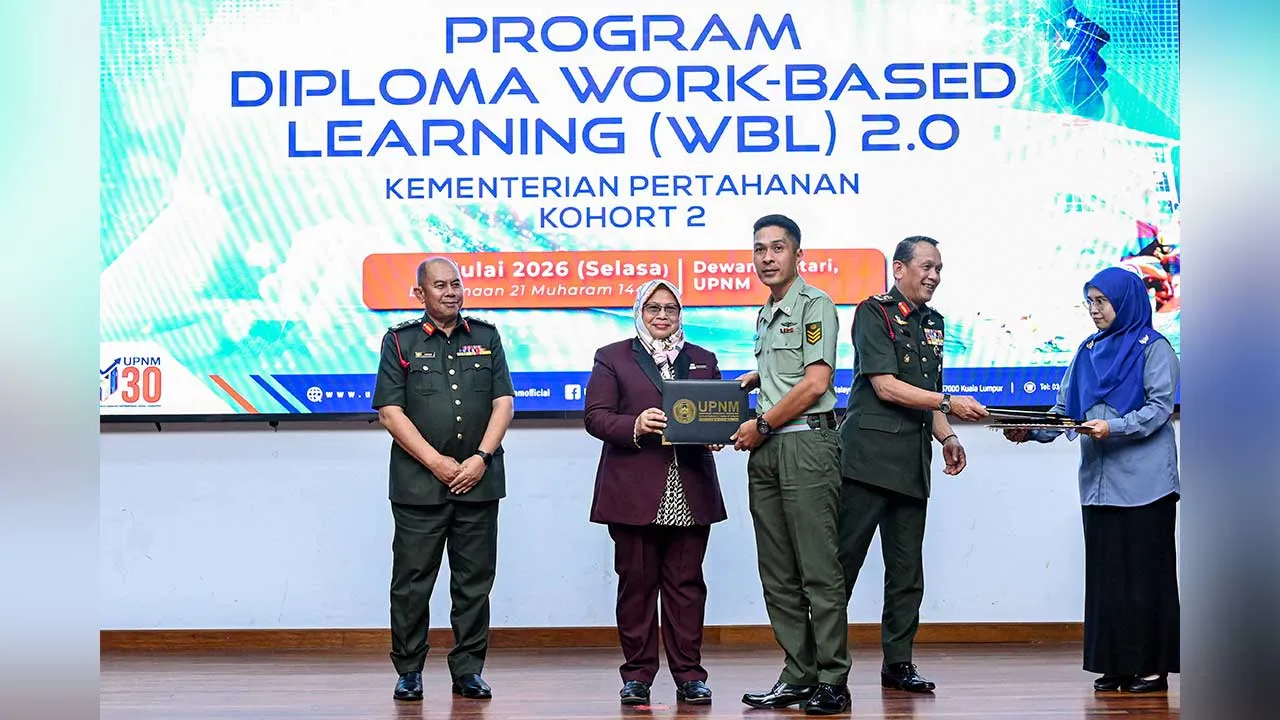 KUALA LUMPUR, 7 Julai -- Timbalan Ketua Setiausaha (Pengurusan) Kementerian Pertahanan Malaysia (MINDEE) Datin Roszanina Wahab (dua, kiri) ketika simbolik penyampaian surat tawaran pengajian pada Majlis Perasmian Program Diploma Work-Based Learning (WBL) 2.0 UPNM-ATM di Universiti Pertahanan Nasional Malaysia (UPNM), Kem Sg Besi hari ini. --fotoBERNAMA (2026) HAK CIPTA TERPELIHARA
