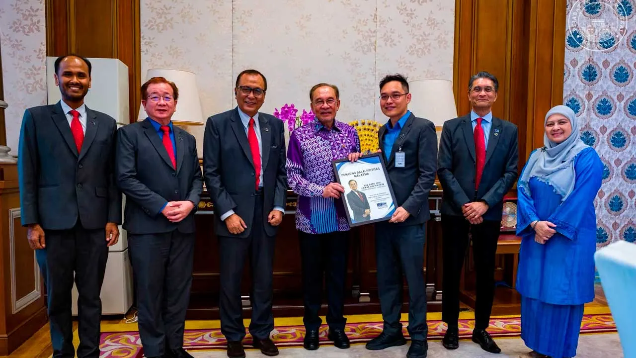 Menerima kunjungan hormat daripada delegasi Balai Ikhtisas Malaysia (BIM) diketuai Presidennya, Prof ChM Dr Juan Joon Ching. Kami bertukar pandangan mengenai usaha membangunkan bakat serta meningkatkan kesiapsiagaan golongan profesional dalam era kecerdasan buatan (AI). Ikhtiar ini penting untuk memperkukuh kedudukan Malaysia sebagai pusat kecemerlangan profesional serantau.