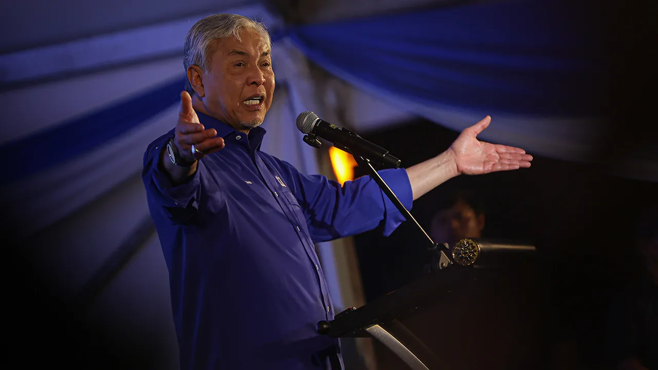 SEREMBAN, 15 Julai -- Pengerusi Barisan Nasional (BN) Datuk Seri Dr Ahmad Zahid Hamidi berucap pada Majlis Pelancaran Jentera dan Pengumuman Calon BN di pekarangan Parkir Stadium Paroi hari ini.  --fotoBERNAMA (2026) HAK CIPTA TERPELIHARA