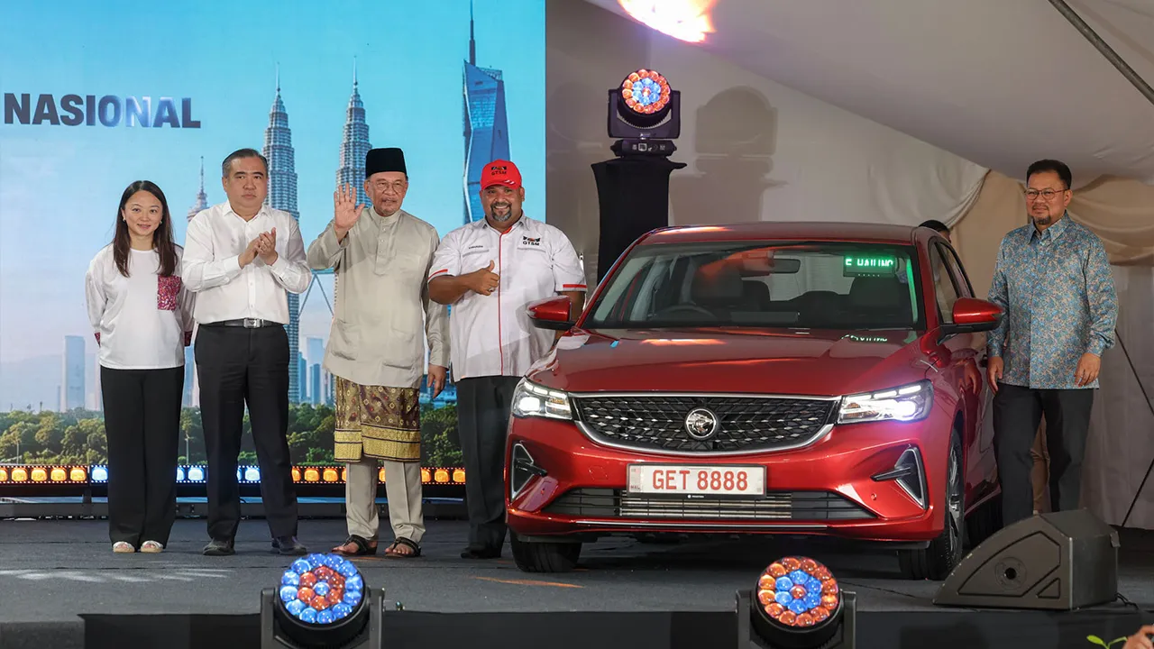 Perdana Menteri Datuk Seri Anwar Ibrahim hadir ke Majlis Peluncuran Program Pembaharuan Teksi Madani Nasional di Dataran Merdeka