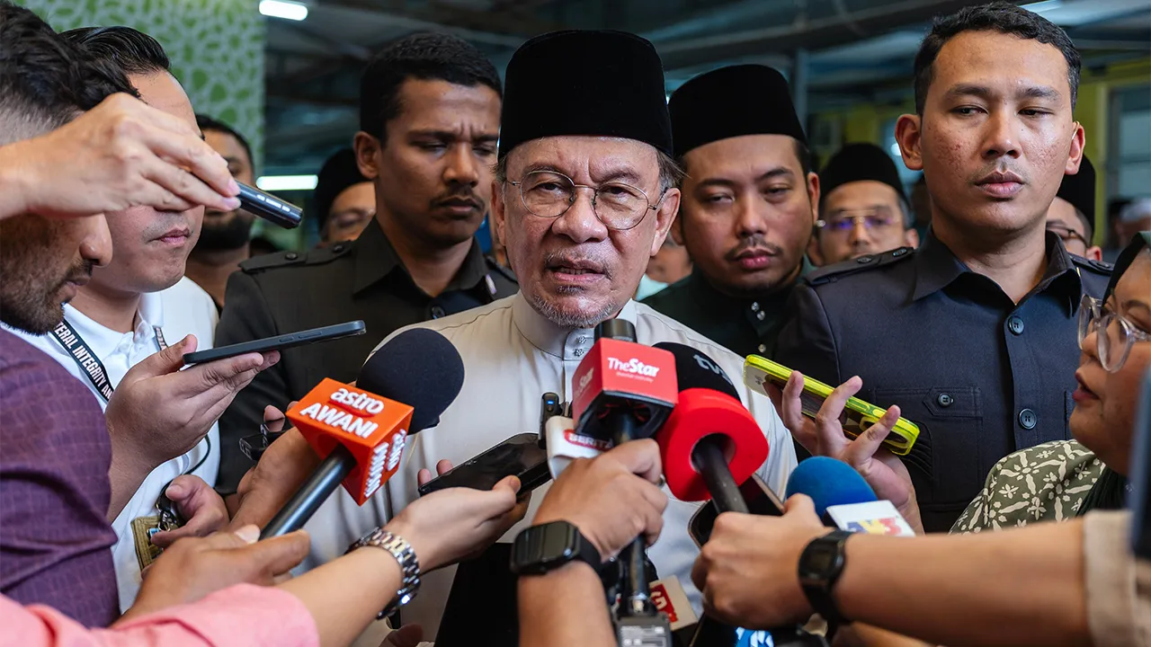 KUALA LUMPUR, 3 Julai -- Perdana Menteri Datuk Seri Anwar Ibrahim bercakap kepada pemberita selepas menunaikan solat Jumaat di Masjid As-Sodiqin Taman Kobena, hari ini.  --fotoBERNAMA (2026) HAK CIPTA TERPELIHARA