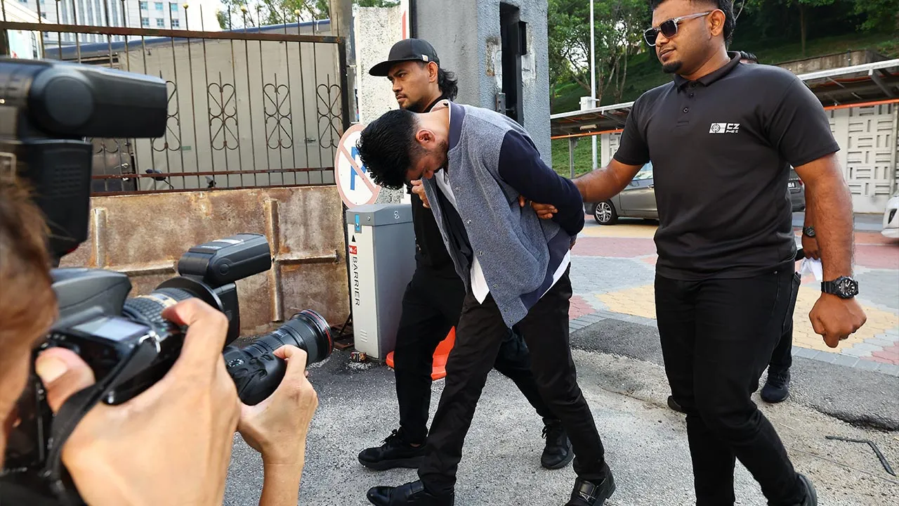 JOHOR BAHRU, 29 Julai -- Pegawai khidmat pelanggan G. Thevendhiran, 40, dihadapkan di Mahkamah Majistret berasingan hari ini atas pertuduhan membunuh anak lelakinya di Straits View Condominium, Bandar Baru Permas Jaya pada 12 September 2023 dan memiliki bahan lucah.  Bagi pertuduhan pertama, tiada pengakuan direkodkan daripada tertuduh kerana kes membabitkan kesalahan pertuduhan membunuh itu berada di bawah bidang kuasa Mahkamah Tinggi.  Manakala bagi pertuduhan kedua, di mahkamah berasingan di hadapan Maji