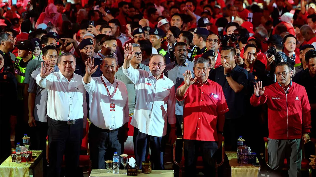 KUALA PILAH, 14 Julai -- Perdana Menteri, Datuk Seri Anwar Ibrahim (tengah) merangkap Pengerusi Pakatan Harapan (PH) ketika hadir pada Majlis Pengumuman Calon PH sempena Pilihan Raya Negeri (PRN) Negeri Sembilan Ke-16 di Dataran Melang malam ini.  --fotoBERNAMA (2026) HAK CIPTA TERPELIHARA