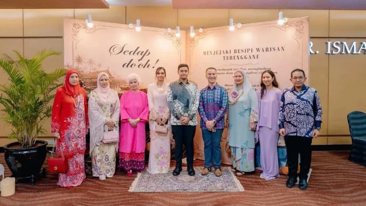 Chef Zam bergambar kenangan bersama Pemangku Raja Terengganu, Tengku Muhammad Ismail ibni Al-Wathiqu Billah Sultan Mizan Zainal Abidin, dan kerabat Diraja Terengganu di majlis pelancaran buku ‘Sedap Do’oh’ di World Trade Centre Kuala Lumpur (WTCKL) pada 25 Jun 2026.