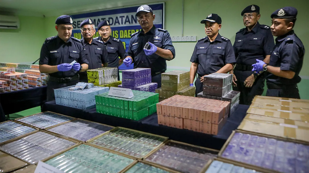 PADANG BESAR, 7 Julai -- Ketua Polis Perlis Datuk Muhammad Abdul Halim (tengah) menunjukkan sebahagian rampasan dadah disyaki jenis furanyl fentanyl yang diproses dalam bentuk katrij cecair vape pada sidang media di Ibu Pejabat Polis Daerah (IPD) Padang Besar hari ini._BERNAMA