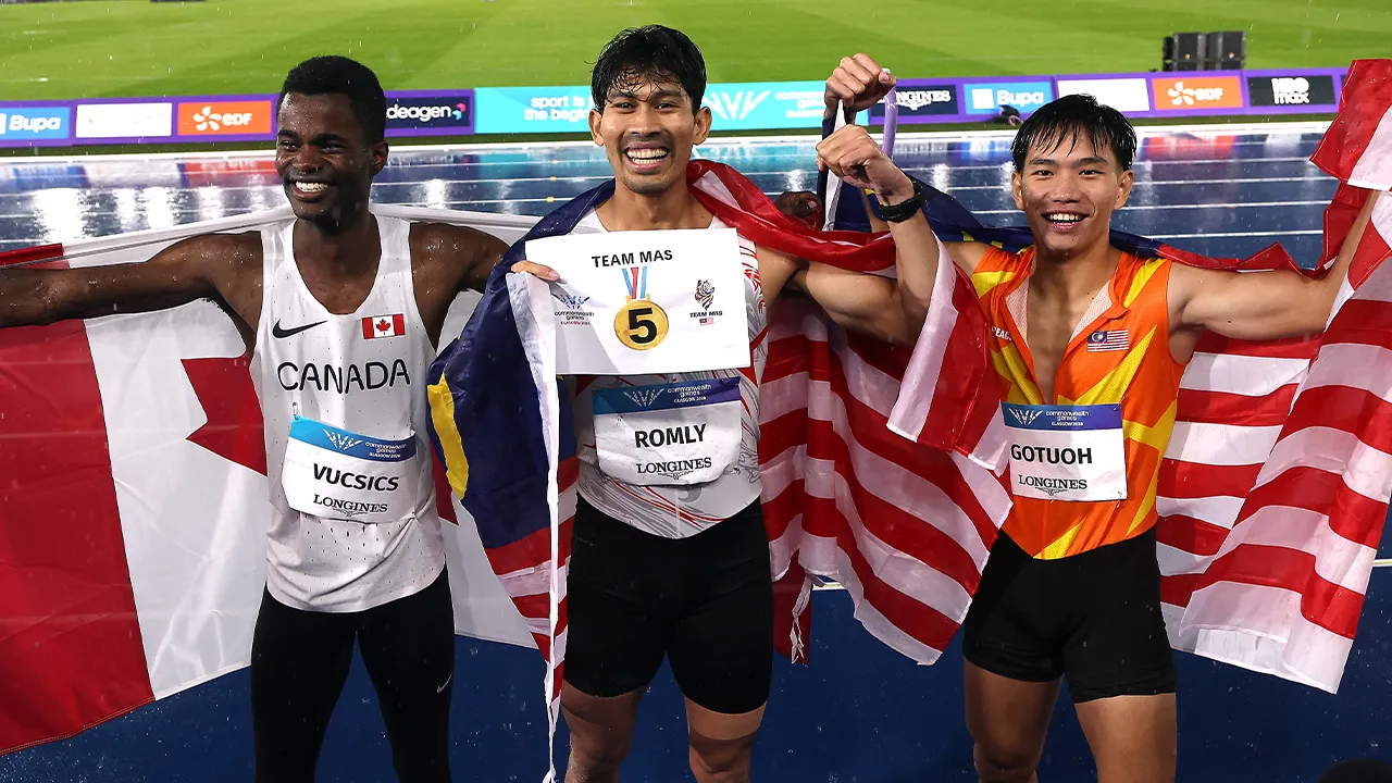 GLASGOW, 29 Julai -- Jaguh lompat jauh para negara Datuk Abdul Latif Romly (tengah) yang meraih pingat emas bersama pemenang pingat perak Vucsics Noah (kiri) dari Kanada dan pemenang pingat gangsa Gotuoh Eljoe dari Malaysia selepas acara lompat jauh lelaki kategori T20 di temasya Sukan Komanwel Glasgow 2026 di Stadium Scotstoun hari ini.  --fotoBERNAMA (2026) HAK CIPTA TERPELIHARA  GLASGOW, July 29 -- National para long jump star Datuk Abdul Latif Romly (center), who won the gold medal, with silver medallis