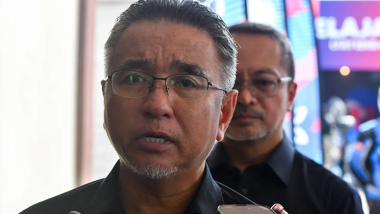 KOTA BHARU, 2 Julai -- Timbalan Menteri Pertahanan, Adly Zahari ditemui pemberita selapas majlis Perasmian Jelajah Wira Lembaga Tabung Angkatan Tentera (LTAT) Edisi Pantai Timur di Kem Desa Pahlawan, Ketereh hari ini._BERNAMA