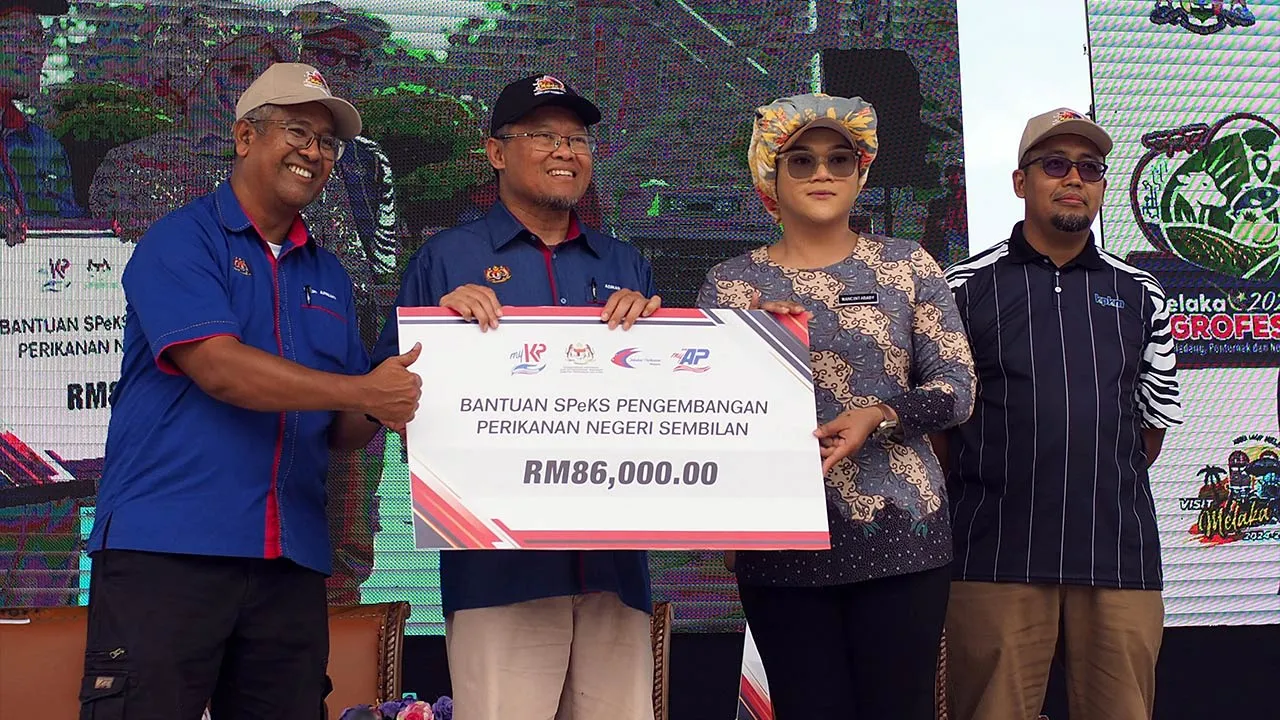 MELAKA, 26 Julai -- Ketua Pengarah Perikanan Datuk Adnan Hussain (dua, kiri) menyampaikan cek cura Bantuan Program Sistem Penyampaian dan Khidmat Sokongan (SpeKS) Pengembangan Perikanan kepada salah seorang wakil pada majlis Penutup Program Karnival Usahawan myAP dan myKP Zon Selatan serta Pesona Rasa Akuakultur 2026 sempena Melaka Agrofest 2026 di Dataran Sejarah Ayer Keroh di sini hari ini.