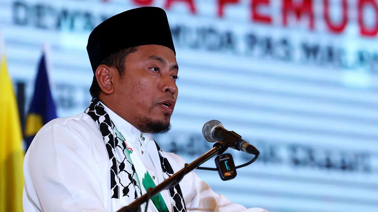SHAH ALAM, 18 Okt -- Ketua Pemuda Dewan Pemuda PAS Pusat (DPPP) Ahmad Fadhli Shaari menyampaikan ucaptama pada Muktamar Dewan Pemuda PAS Malaysia (DPPM) Kali Ke-64 di IDCC Ideal Convention Centre hari ini.  --fotoBERNAMA (2023) HAK CIPTA TERPELIHARA