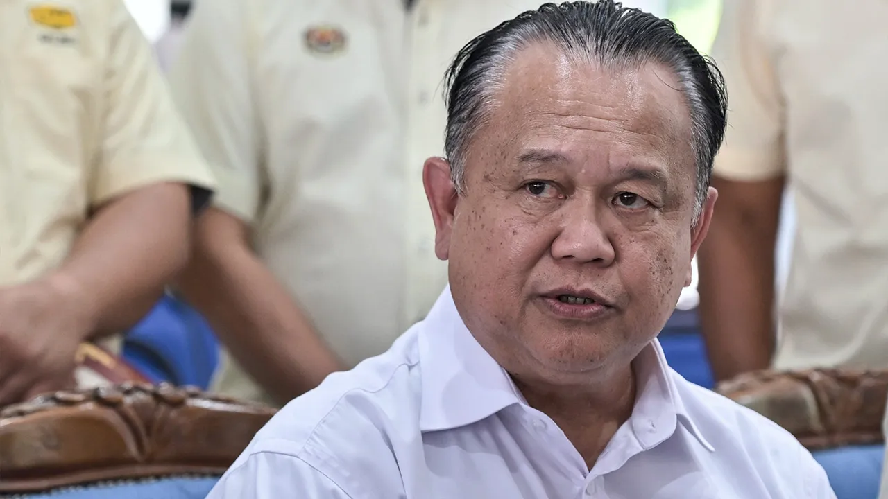 KUALA LUMPUR, 22 Julai -- Menteri Kerja Raya, Datuk Seri Alexander Nanta Linggi ketika sidang media selepas Majlis Penyerahan Projek dan Surat Setuju Terima (SST) bagi Program Cakna MADANI : Pelaksanaan Program Menaiktaraf Infrastruktur Keselamatan Jalan Raya 2026 di Bahagian Perkhidmatan Mekanikal JKR Workshop hari ini._BERNAMA