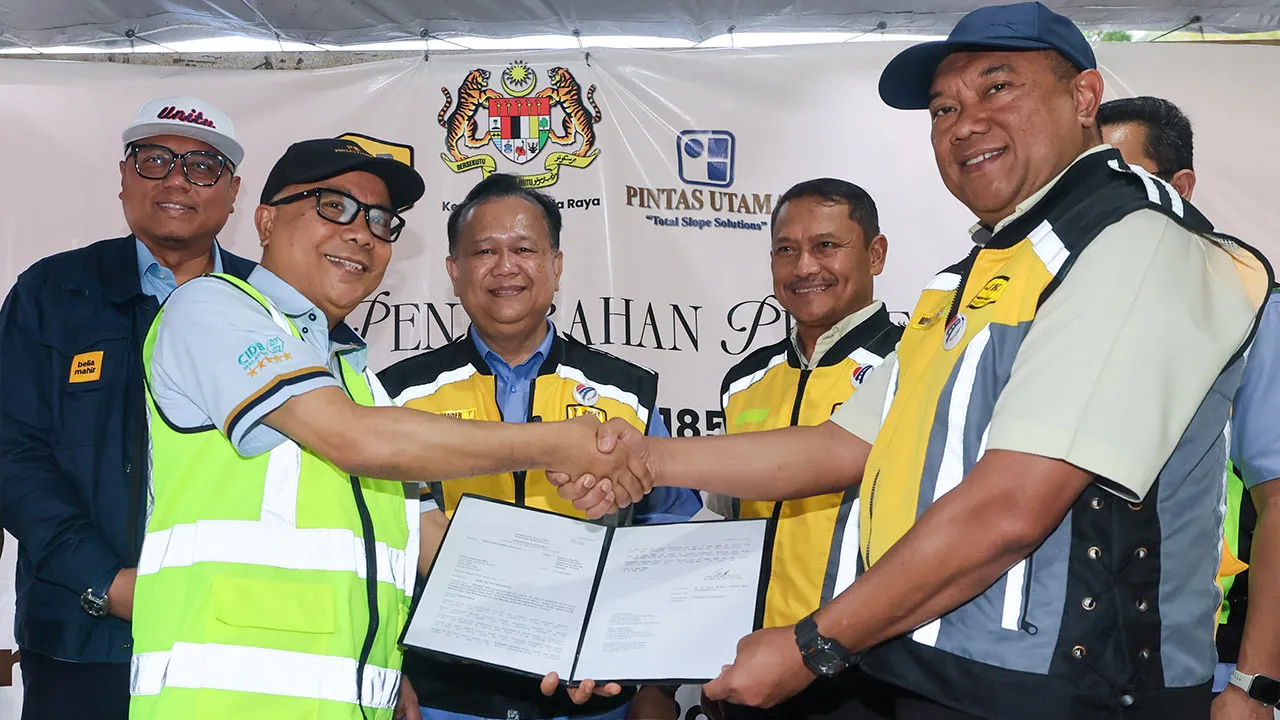 GUA MUSANG, 16 Julai -- Menteri Kerja Raya Datuk Seri Alexander Nanta Linggi (tiga, kiri) menyaksikan Ketua Pegawai Eksekutif Pintas Utama Datuk Marhalim Mohamed (dua, kiri) menyampaikan perakuan siap kerja pembaikan cerun menggunakan kaedah “Sabo Dam” serta kerja-kerja berkaitan kepada Pengarah Kejuruteraan Cerun Jabatan Kerja Raya Ir Mohd Shaifuddin Abdul Razak (kanan) pada Majlis Penyerahan Projek Pembaikan Cerun di Laluan FT185 Seksyen 61.00, Jalan Loging - Gua Musang di Loging hari ini.  --fotoBERNAMA 
