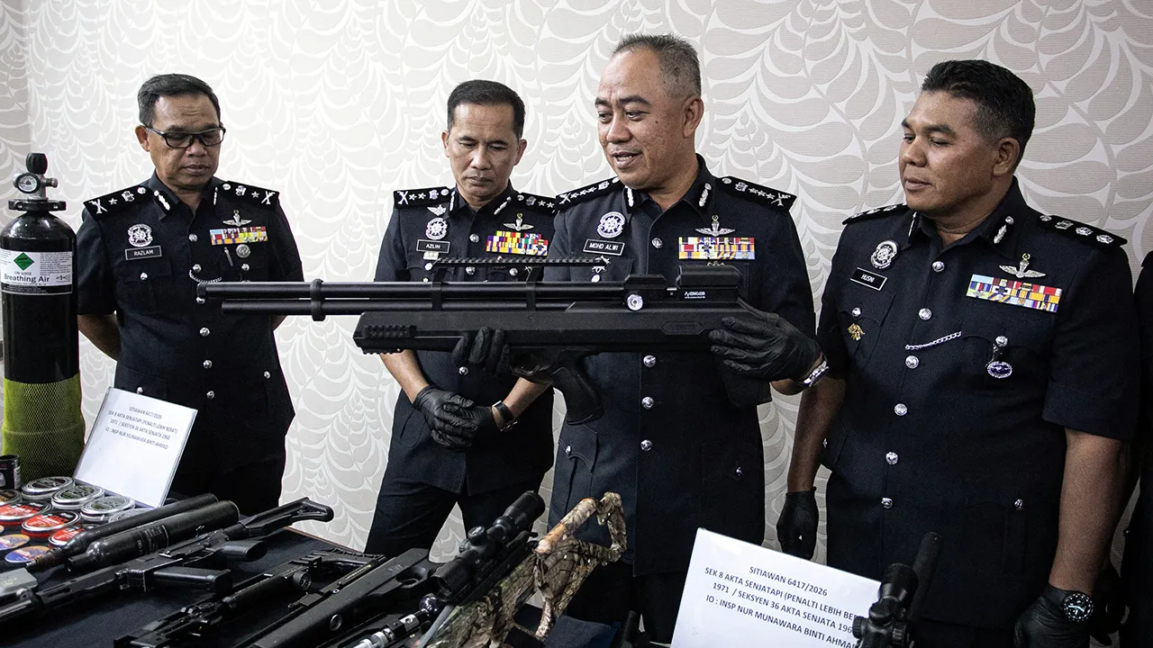 IPOH, 6 Julai -- Ketua Polis Perak Datuk Mohd Alwi Zainal Abidin (tiga, kiri) menunjukkan barang rampasan pada sidang media berkaitan kejayaan tangkapan dan rampasan oleh Jabatan Siasatan Jenayah Narkotik (JSJN) di Ibu Pejabat Polis (IPK) Kontinjen Perak hari ini.  Polis merampas 208 butir peluru hidup dan beberapa objek menyerupai senjata api selain menahan seorang lelaki tempatan dalam dua serbuan berkaitan pengedaran dadah di Sitiawan dekat Manjung, Rabu lepas.  Turut hadir Timbalan Ketua Polis Perak DCP