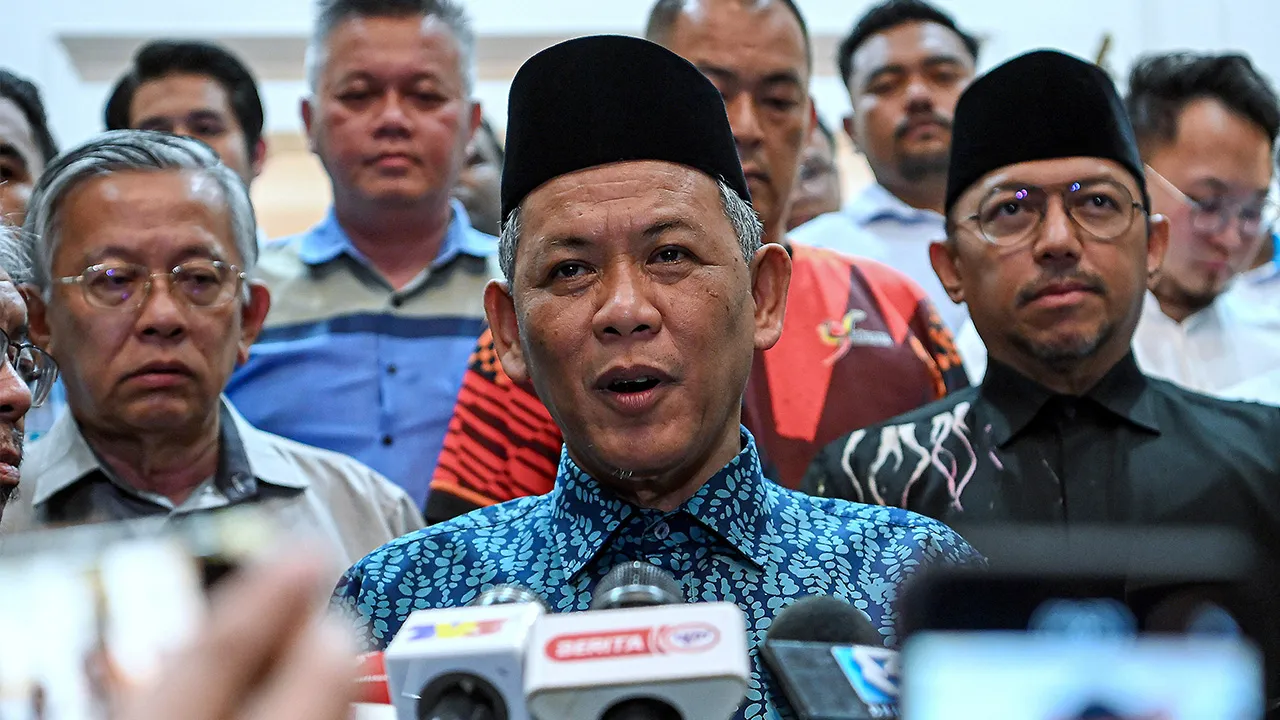 SEREMBAN, 4 Jun -- Menteri Besar Negeri Sembilan Datuk Seri Aminuddin Harun bercakap kepada wartawan semasa sidang media khas di kediaman rasminya, hari ini.  Beliau berkata pembubaran Dewan Undangan Negeri (DUN) Negeri Sembilan yang mempunyai 36 kerusi itu diperkenankan oleh Yang Dipertuan Besar Negeri Sembilan Tuanku Muhriz Tuanku Munawir selepas sesi menghadap di Istana Besar Seri Menanti hari ini, sekali gus membuka laluan kepada Pilihan Raya Negeri (PRN) ke-16 yang akan diadakan selepas pembubaran berk