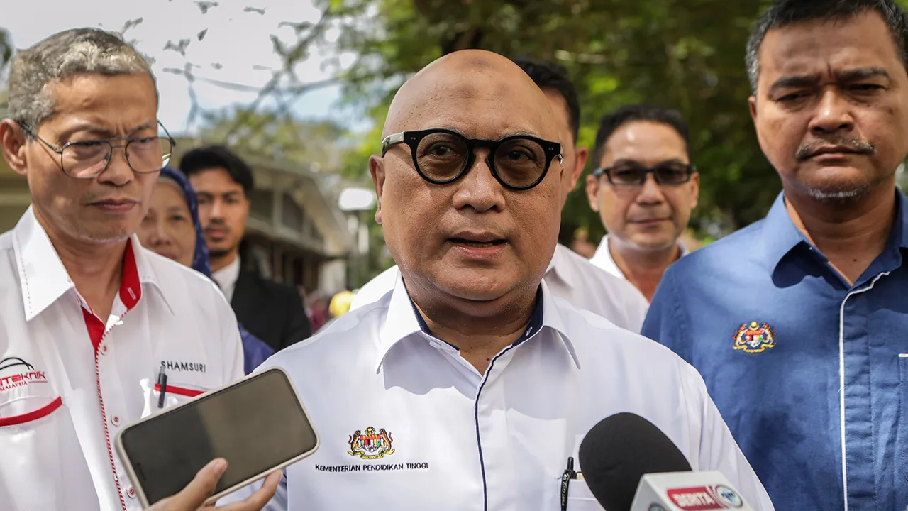 ARAU, 22 Jun -- Ketua Setiausaha Kementerian Pendidikan Tinggi (KPT), Datuk Dr. Aminuddin Hassim ketika bertemu pengamal media selepas meninjau proses pendaftaran pelajar baharu Sesi I 2026/2027 pada lawatan kerja ke Politeknik Tuanku Syed Sirajuddin (PTSS), hari ini.  -- fotoBERNAMA (2026) HAK CIPTA TERPELIHARA
