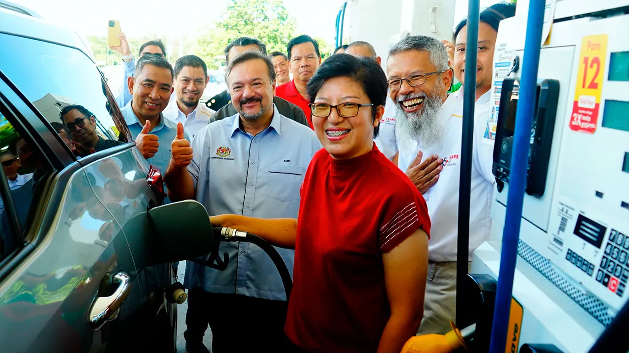 KOTA KINABALU, 5 Julai -- Menteri Kewangan II, Datuk Seri Amir Hamzah Azizan (depan dua, kiri) meninjau pelaksanaan BUDI Diesel di Stesen Shell Jalan UMS hari ini.