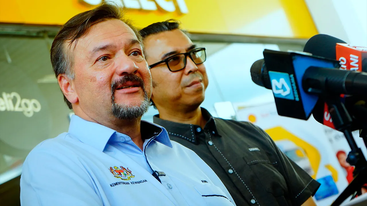 KOTA KINABALU 5 JULAI 2026-Menteri Kewangan II,YB Senator Datuk Seri Amir Hamzah Azizan bercakap pada sidang akhbar selepas meninjau pelaksanaan BUDI Diesel distesen Shell Jalan UMS hari ini.