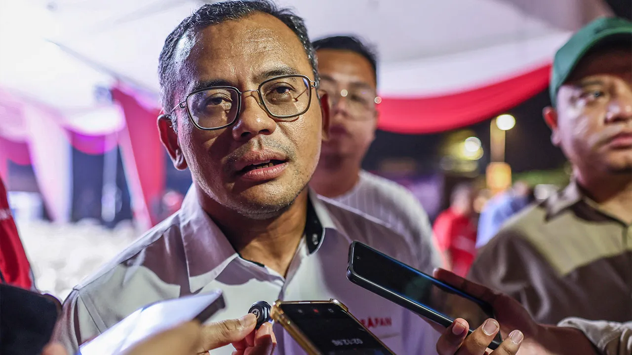 SIMPANG RENGGAM, 3 Julai -- Naib Presiden Parti Keadilan Rakyat (PKR) Datuk Seri Amirudin Shari bercakap kepada pemberita selepas menghadiri Jelajah Johor Ke Depan Undi Harapan sempena kempen Pilihan Raya Negeri (PRN) Johor ke-16 di Jalan Besar, Simpang Renggam hari ini._BERNAMA